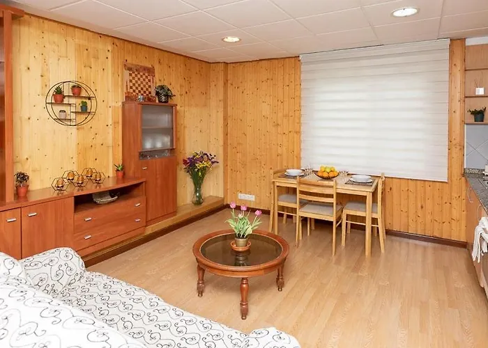 Апартаменты Curras Street